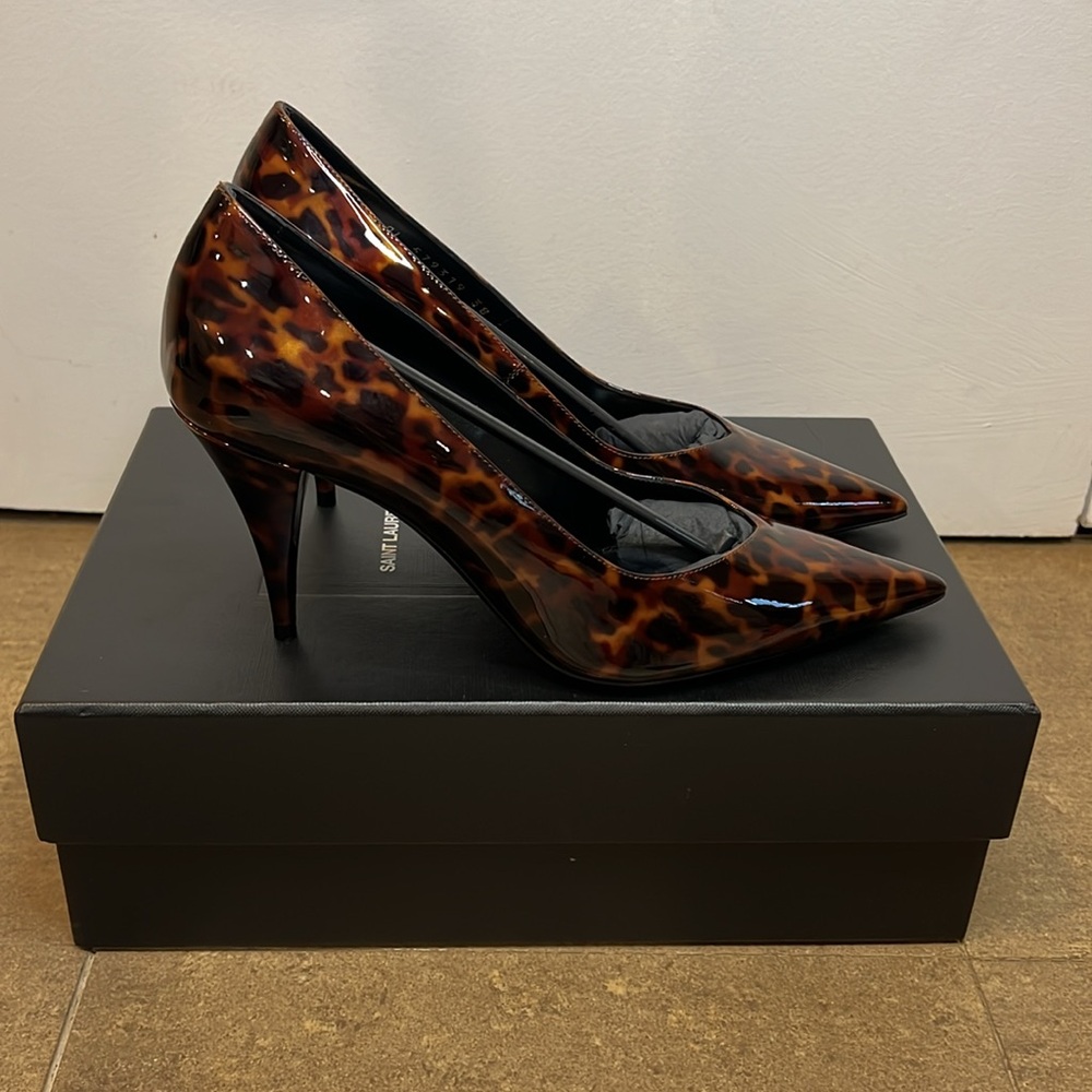Saint Laurent Patent Tartarus Manto Naturale. Kiki 85 Pumps